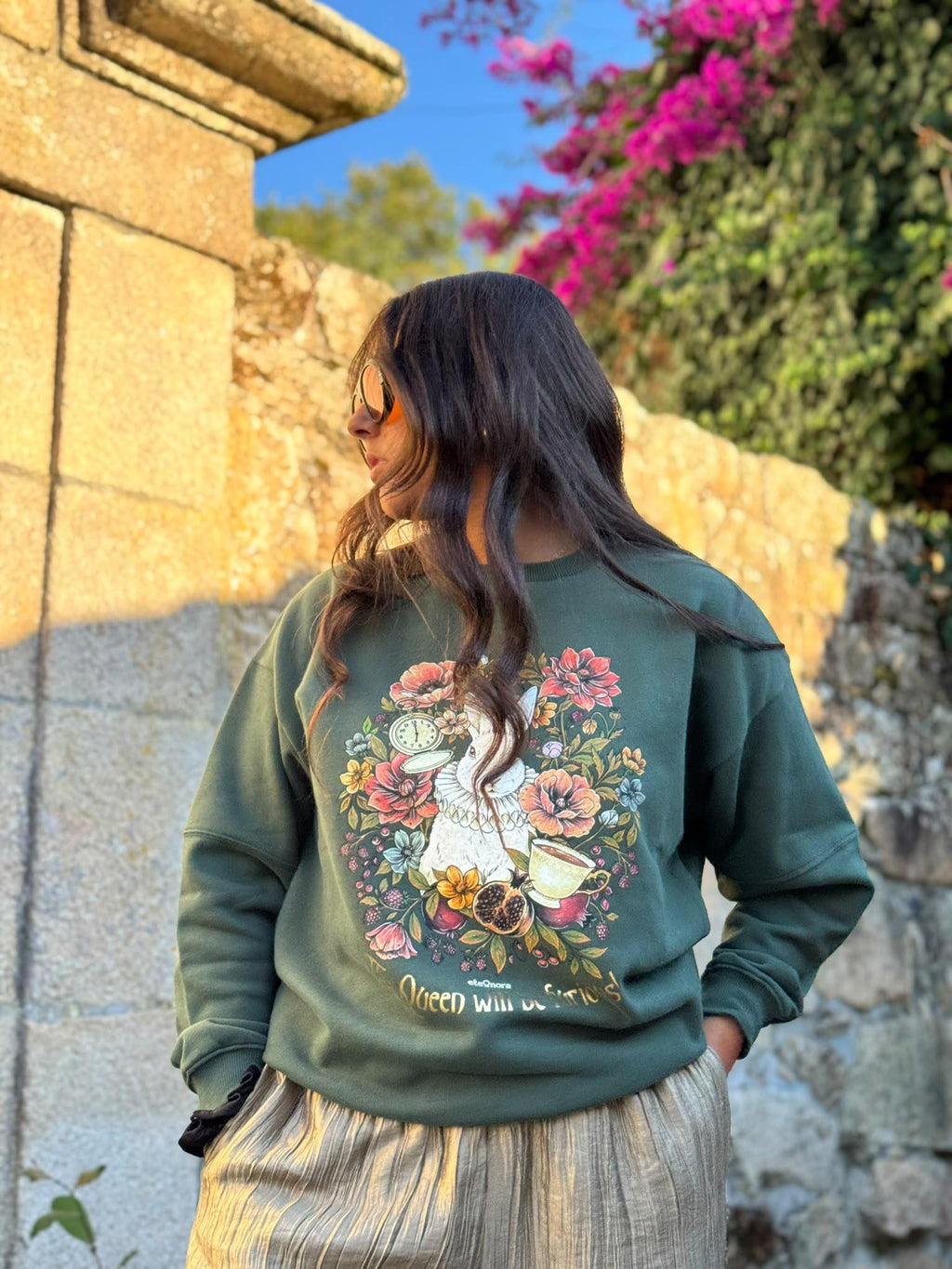 Vista trasera de sudadera verde eleOnora con estampado de un conejo blanco entre flores