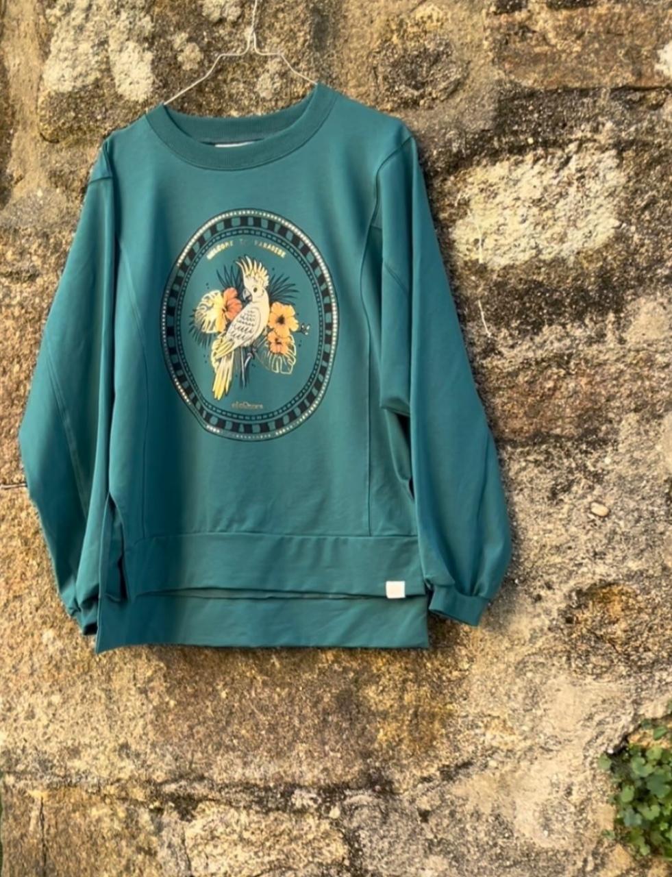 Sudadera verde azulado eleOnora colgada con estampado de cacatúa blanca entre flores