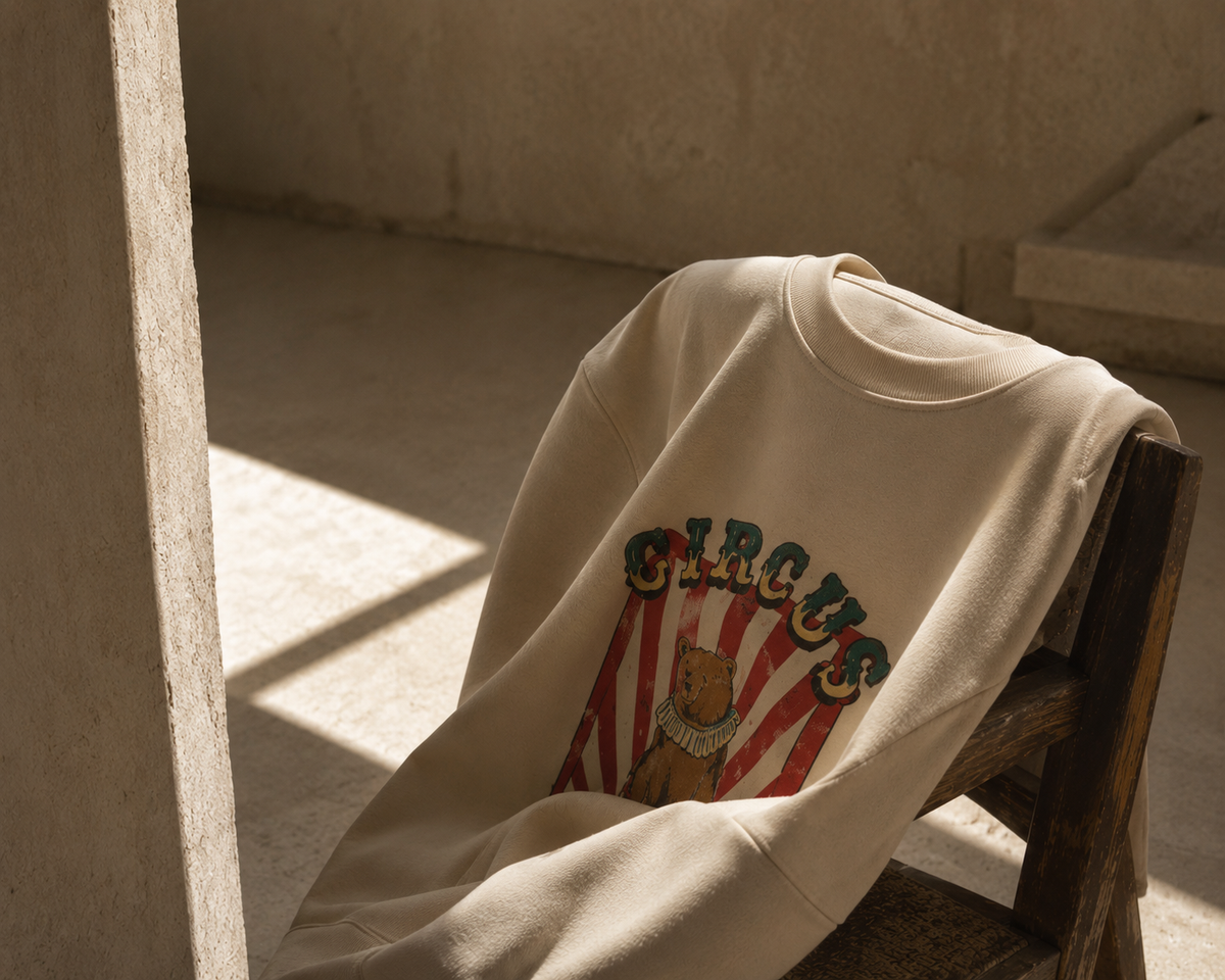 eleOnora — Sudadera Oso Equilibrista, fotografía editorial en interior