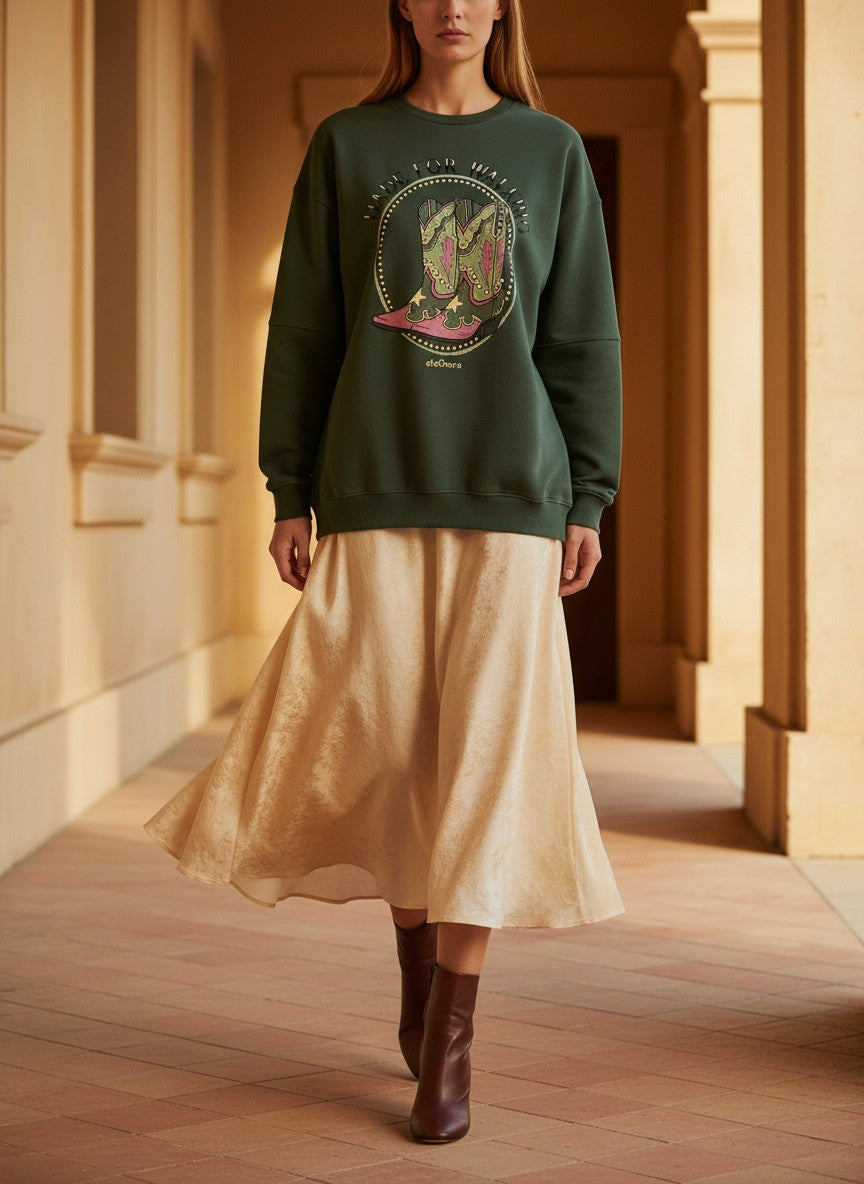 Sudadera Botas Verde Botella eleOnora puesta en modelo